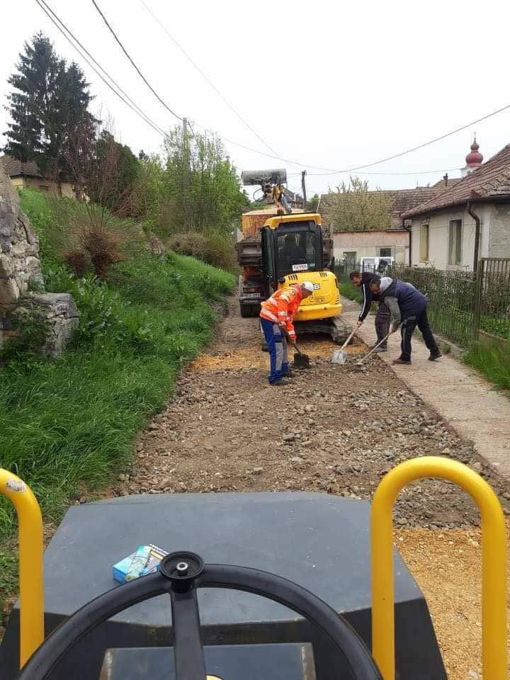 Kotrógép földmunka közben lakóutcában